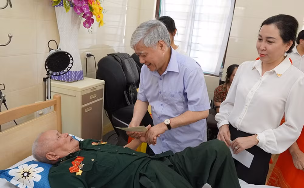chu tich uy ban trung uong mat tran to quoc viet nam tham tang qua thuong benh binh hinh 1