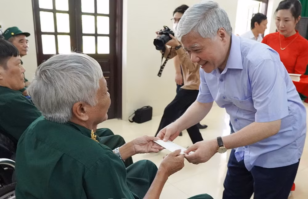 chu tich uy ban trung uong mat tran to quoc viet nam tham tang qua thuong benh binh hinh 3