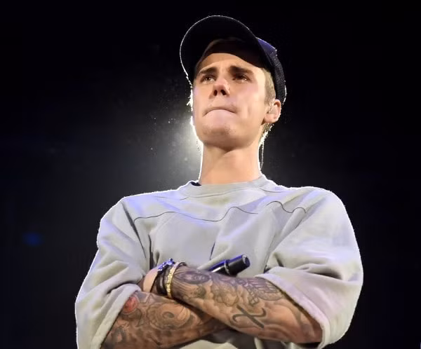 justin bieber khoi chung liet nua mat tiep tuc luu dien vong quanh the gioi hinh 3