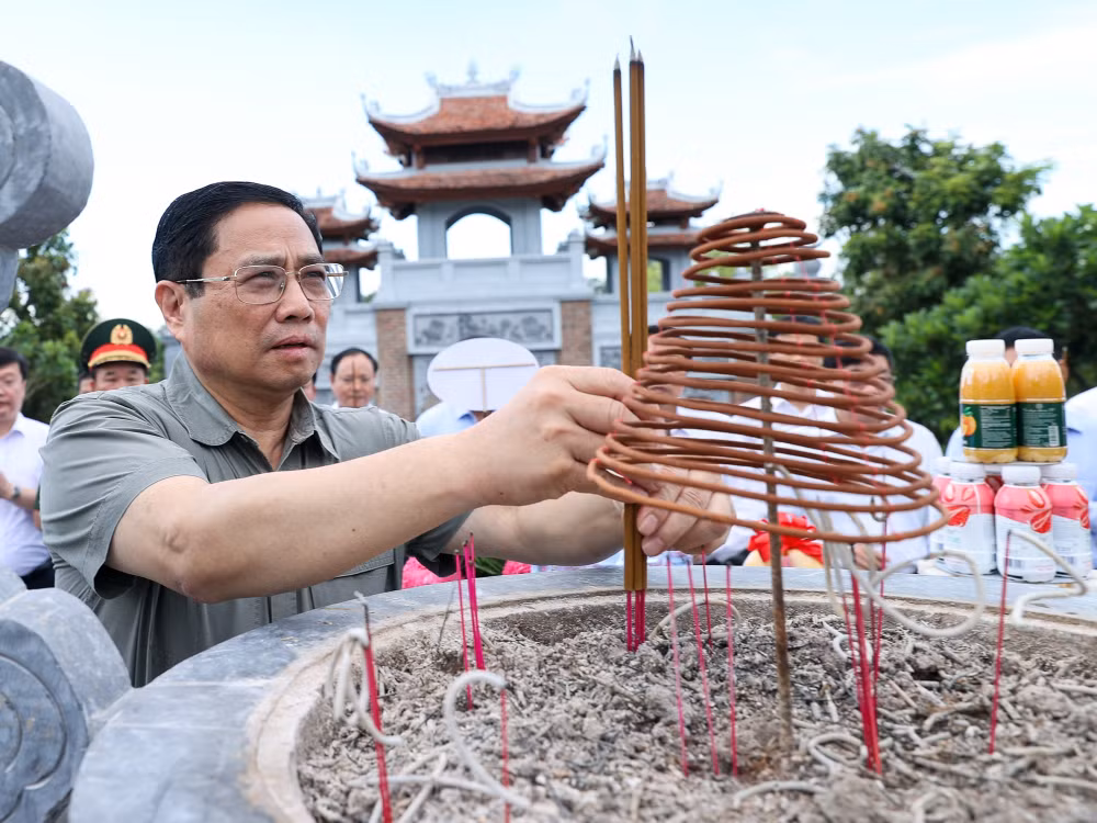 thu tuong pham minh chinh dang huong tuong niem chu tich ho chi minh tri an anh hung liet si hinh 4
