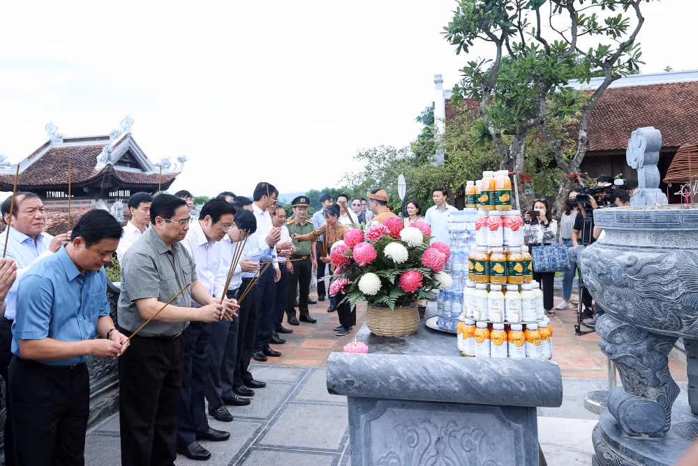 thu tuong pham minh chinh dang huong tuong niem chu tich ho chi minh tri an anh hung liet si hinh 3