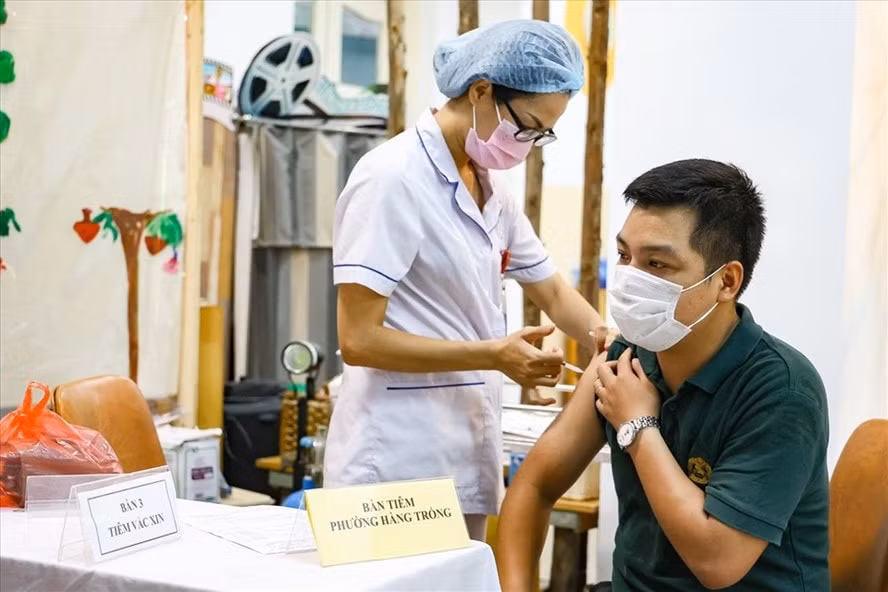 thu tuong yeu cau quyen bo truong y te chi dao thuc hien nghiem ky cuong trong tiem vaccine hinh 1