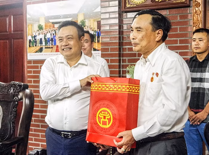 chu tich ubnd tp ha noi tham tang qua cuu binh chien truong vi xuyen hinh 1