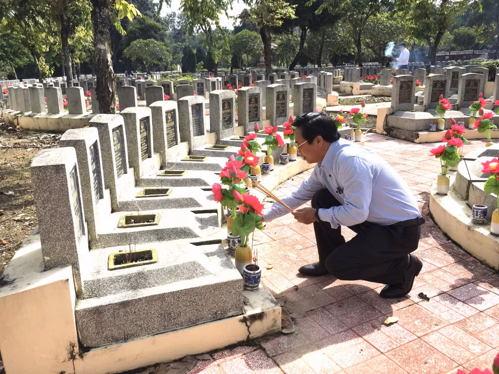hoi nha bao tinh tay ninh dang huong tai nghia trang liet si doi 82 hinh 2