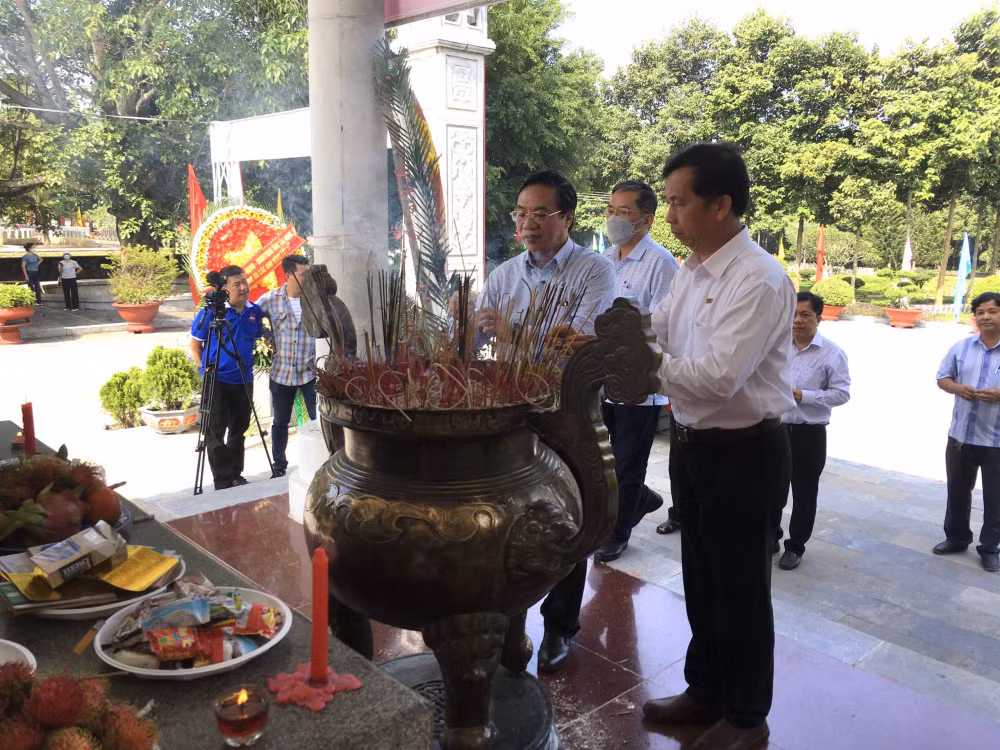hoi nha bao tinh tay ninh dang huong tai nghia trang liet si doi 82 hinh 1