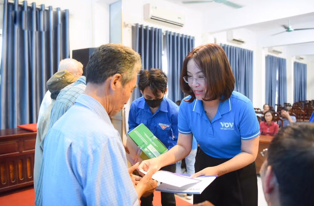 bao dien tu vov tang qua tri an cac gia dinh chinh sach hinh 1