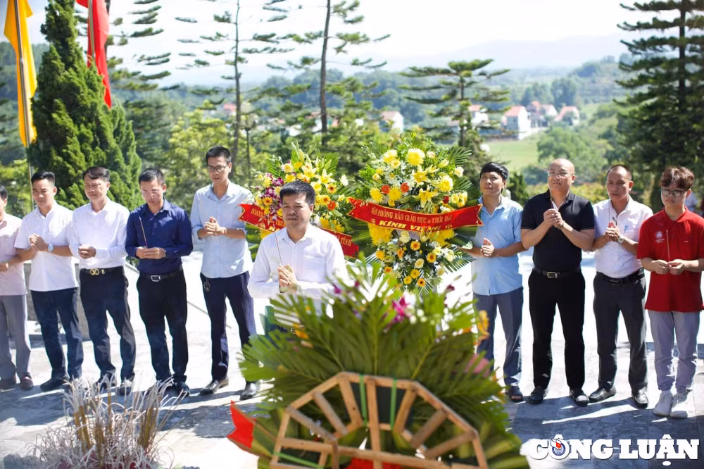 doan bao chi trung uong thuong tru tai ha tinh dang huong tri an cac anh hung liet si hinh 2