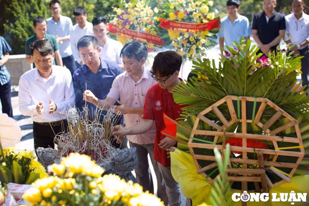 doan bao chi trung uong thuong tru tai ha tinh dang huong tri an cac anh hung liet si hinh 3
