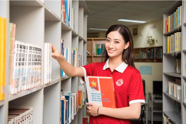 hoa hau luong thuy linh tot nghiep dai hoc ngoai thuong loai xuat sac hinh 2