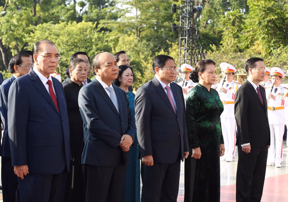 lanh dao dang nha nuoc tuong nho chu tich ho chi minh va cac anh hung liet si hinh 2