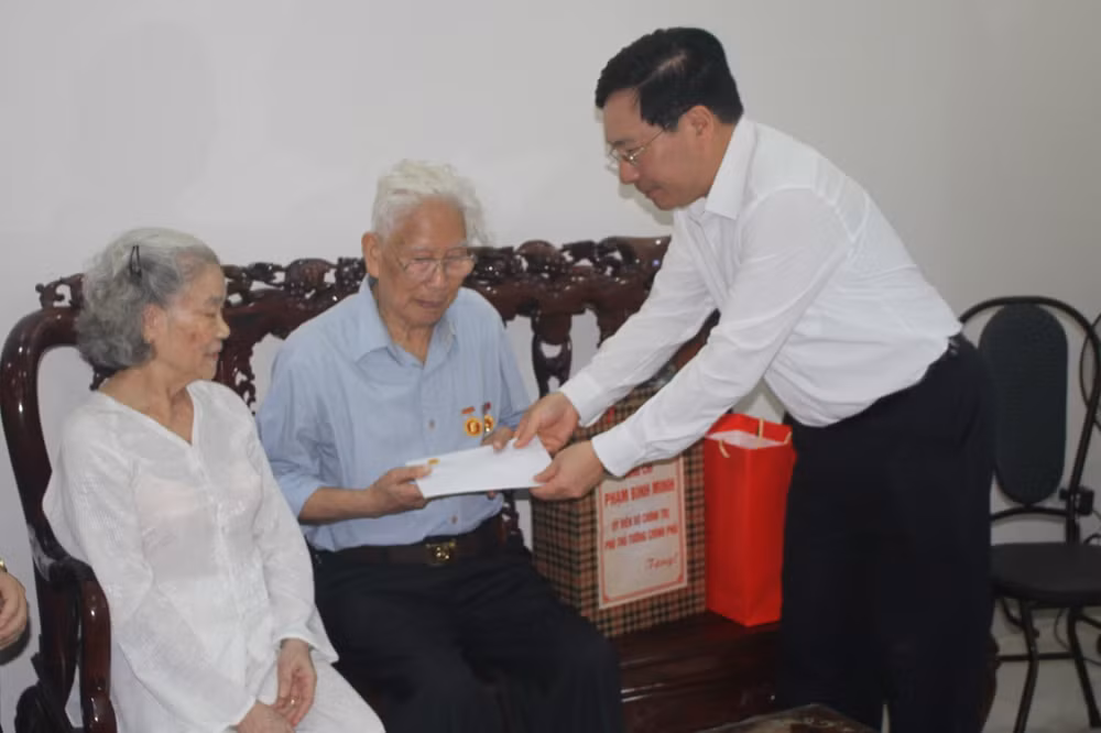 pho thu tuong pham binh minh tham tri an nguoi co cong voi cach mang hinh 3