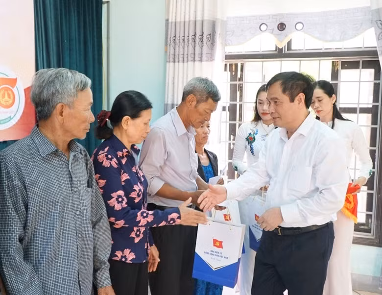 truong ban tuyen giao trung uong tang qua cac gia dinh chinh sach tai tinh quang tri hinh 2