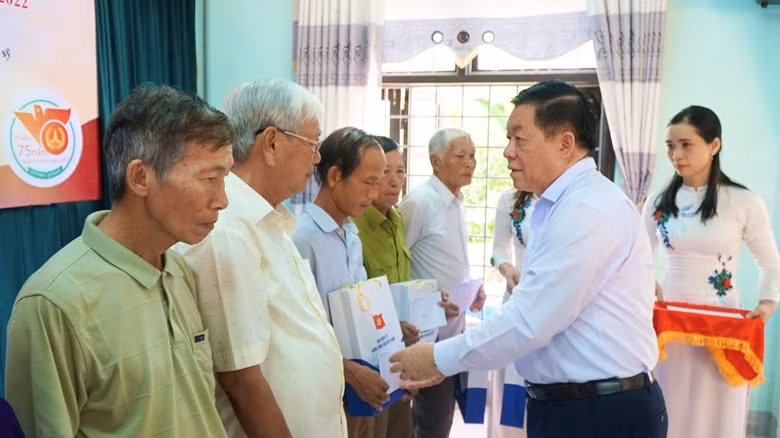truong ban tuyen giao trung uong tang qua cac gia dinh chinh sach tai tinh quang tri hinh 1