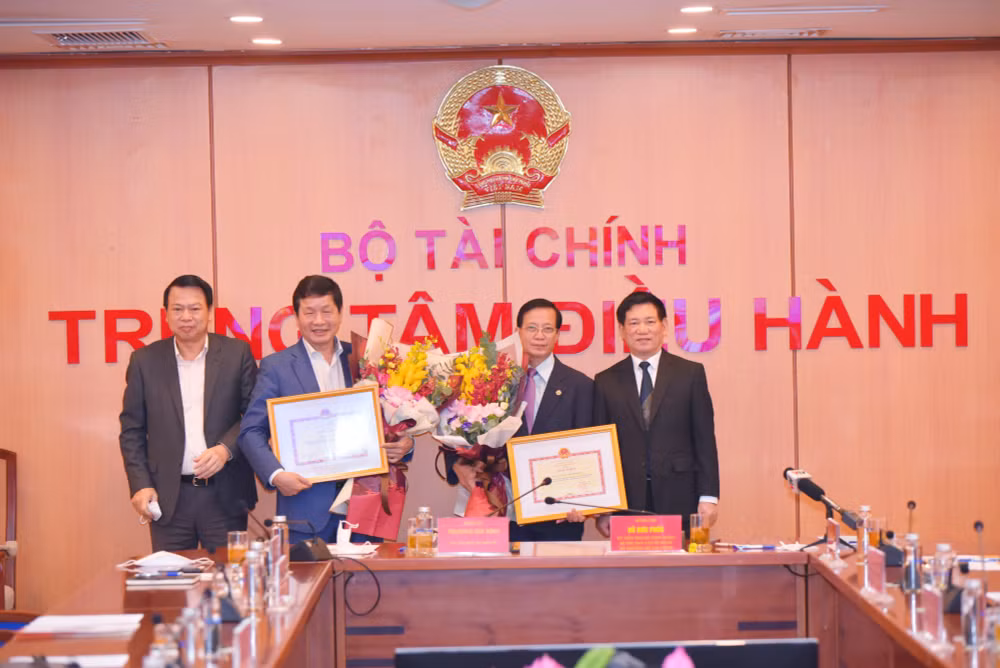 thu truong nguyen duc chi gap go than mat voi cac thanh vien tiep buoc giai cuu hose hinh 1
