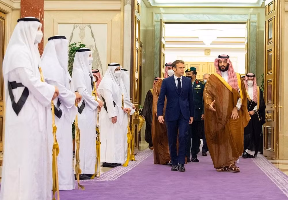 ong macron tiep thai tu a rap xe ut va ban ve dau mo hinh 1