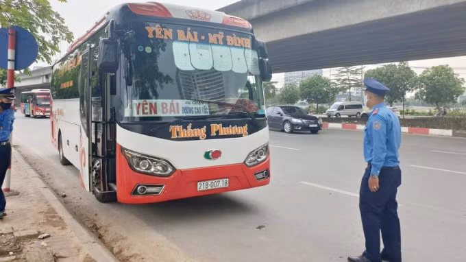 ha noi nhuc nhoi tinh trang xe khach bo ben ra ngoai chay du hinh 1