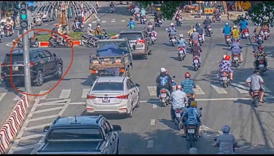 xu ly nguoi phu nu chay o to nguoc chieu o phan rang thap cham hinh 1