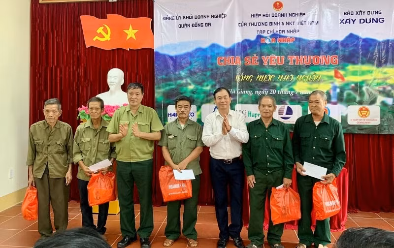 bao xay dung to chuc nhieu hoat dong y nghia tri an cac anh hung liet sy va nguoi co cong voi cach mang hinh 4