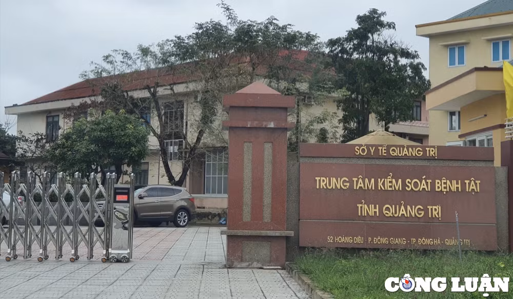 khoi to 2 can bo cdc quang tri ban lai bo xet nghiem covid 19 cho cong ty viet a hinh 1