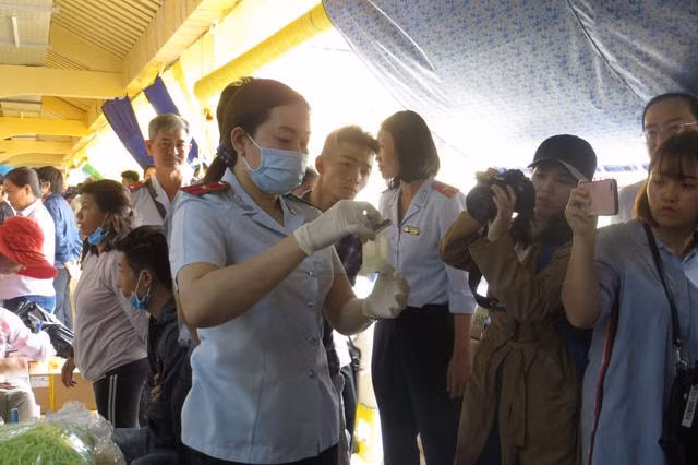 lan tran thuc pham ban long tham va su thoa hiep truoc toi ac hinh 2