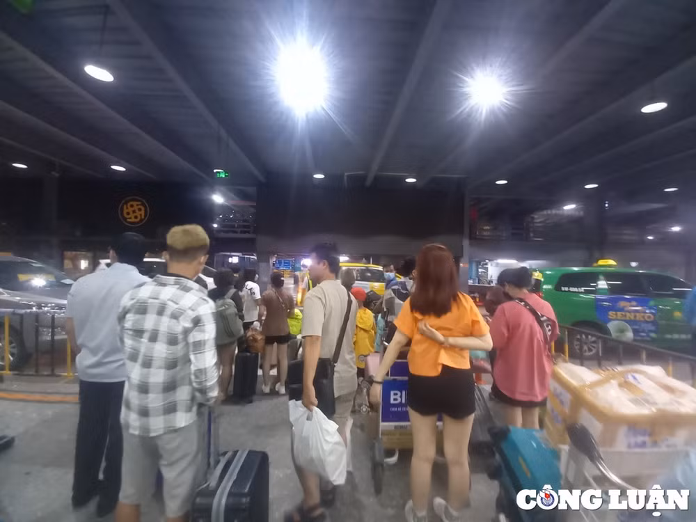 mua du lich san bay tan son nhat don hang tram nghin luot khach hinh 10