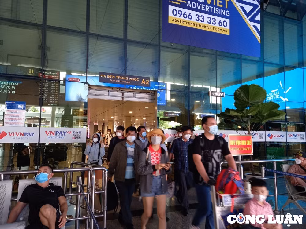 mua du lich san bay tan son nhat don hang tram nghin luot khach hinh 1