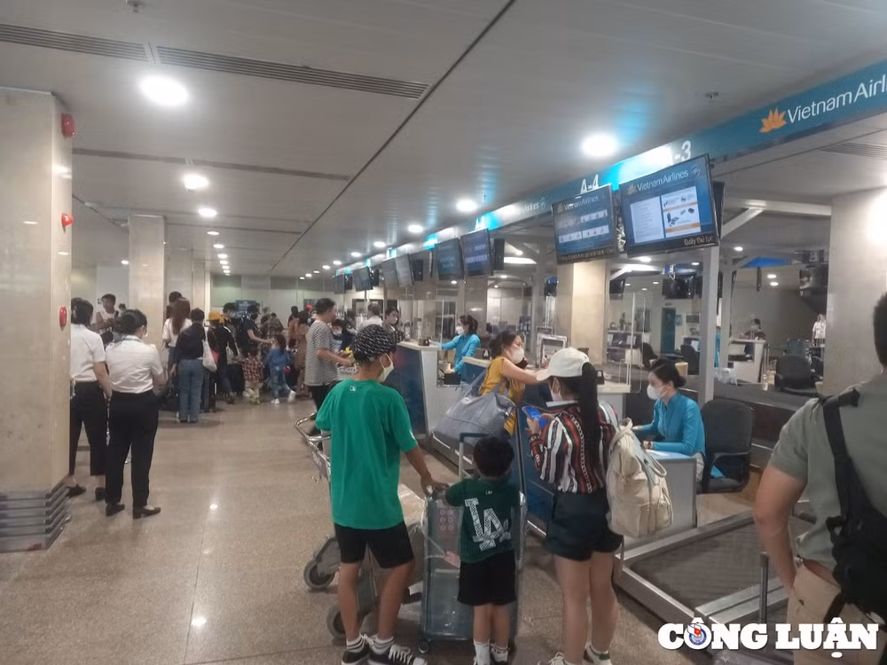 mua du lich san bay tan son nhat don hang tram nghin luot khach hinh 6