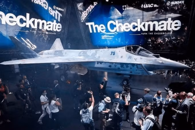 nga hy vong bay cao voi su 75 checkmate tai dubai airshow hinh 1
