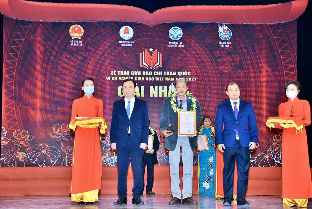 nha bao nguyen van quang nguoi truyen di thong diep ve gin giu van hoa lich su qua tac pham phat thanh hinh 1