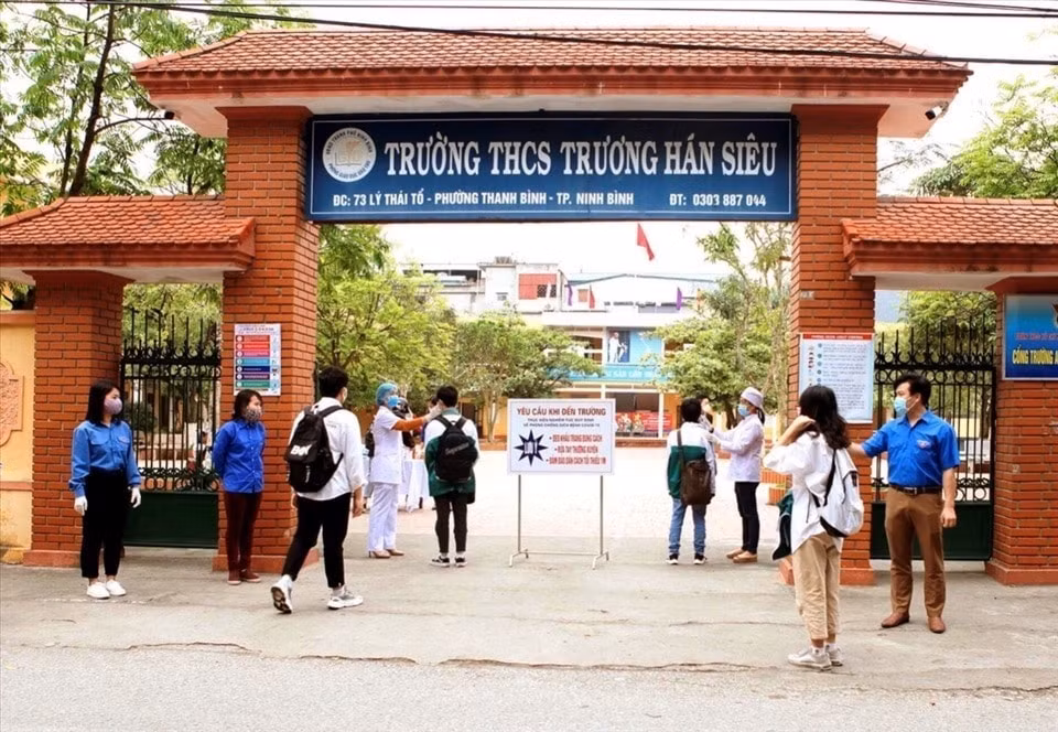 ninh binh day hoc truc tuyen cho hoc sinh dang cach ly tap trung hinh 1