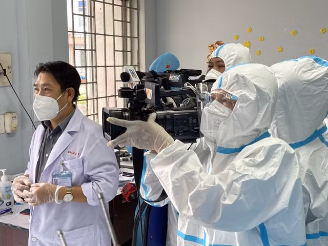 Nhắc đến tác nghiệp mùa dịch, không thể không nhắc đến các anh chị báo chí, truyền hình đang tác nghiệp tại tâm dịch TP.HCM. Ảnh: NVCC