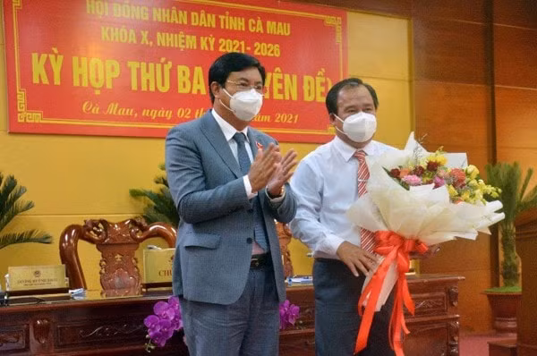 thu tuong phe chuan pho chu tich ubnd tinh ca mau hinh 1