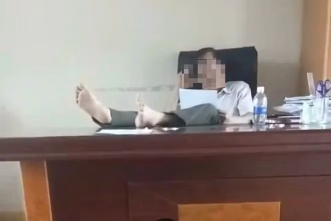 dak nong tam dinh chi cong tac hat truong kiem lam gac chan len ban lam viec hinh 1