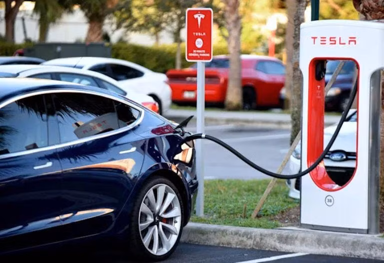 tesla trien khai dich vu internet starlink tai cac tram sac supercharger hinh 1