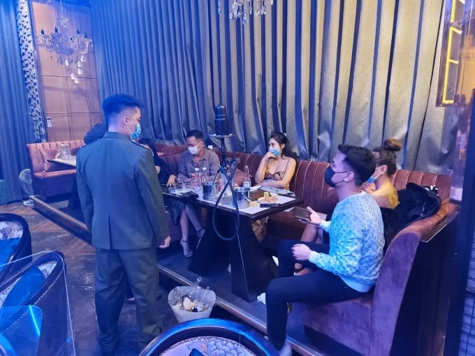 quan bar nup bong ca phe ban bong cuoi bat nhac manh cho khach choi ma tuy thau dem hinh 2
