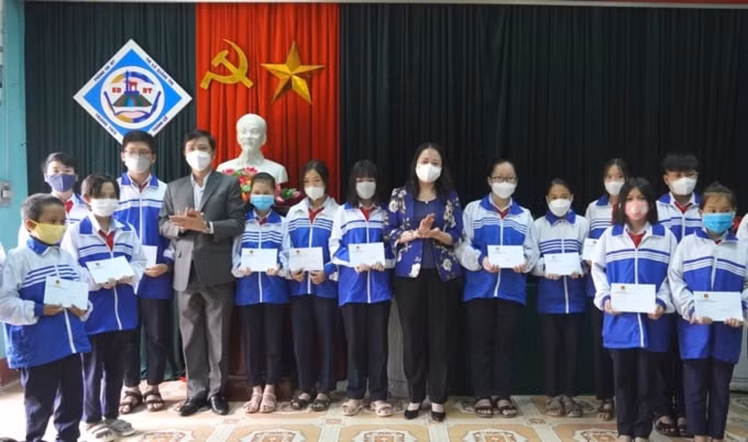 pho chu tich nuoc vo thi anh xuan den tham va lam viec tai tinh quang tri hinh 2
