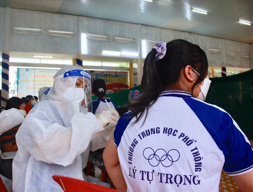 khanh hoa hon 38000 hoc sinh thpt tiem vaccine phong covid 19 hinh 1