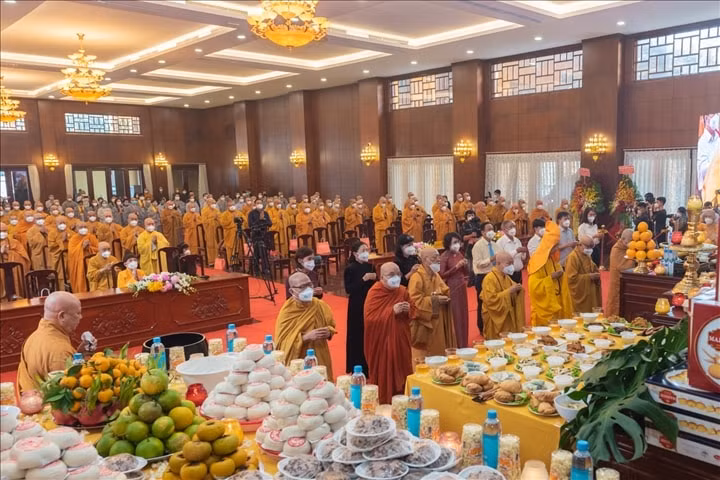 Các chư tôn đức tăng, phật tử thực hiện các nghi lễ kỳ siêu tại Đại lễ.
