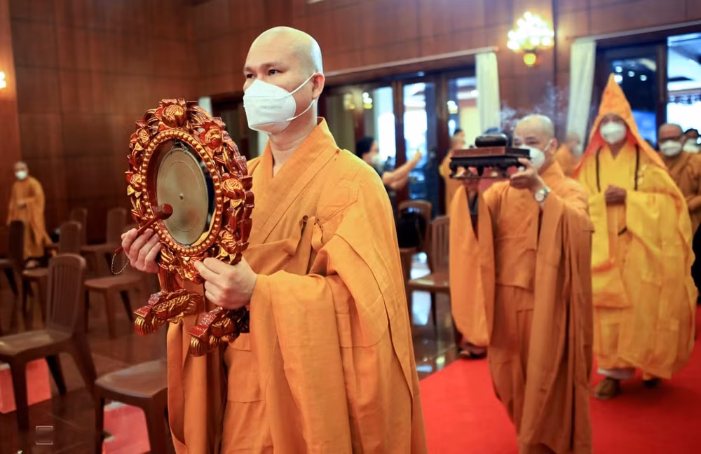 Chương trình bắt đầu bằng nghi lễ đại chúng. Các tăng ni mang kiềng trì và trầm hương cung thỉnh Đại Tăng quang lâm lễ đài cử hành đại lễ (Ảnh vnexpress.net)
