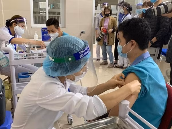 ha noi rut ngan khoang cach 2 mui tiem vaccine astrazeneca hinh 1