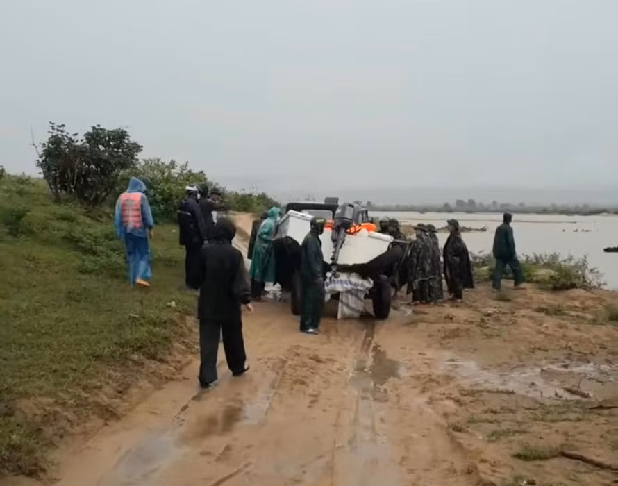 gia lai hang tram nguoi tim kiem be trai mat tich khi boi qua song hinh 1