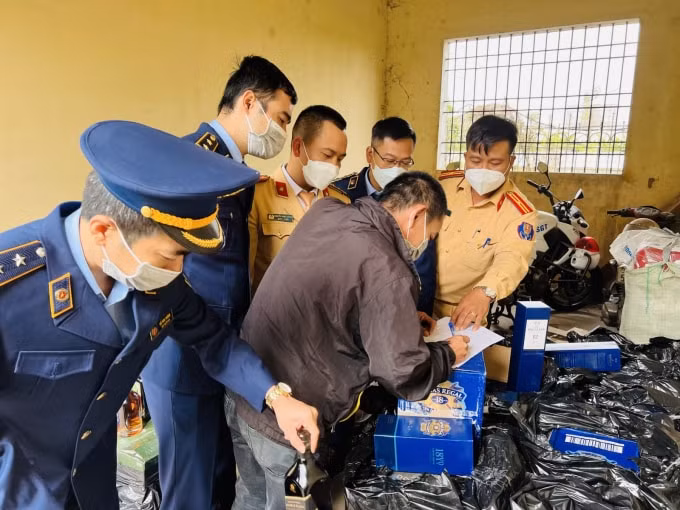 thanh hoa bat giu o to tai van chuyen 432 chai ruou ngoai khong ro nguon goc hinh 1