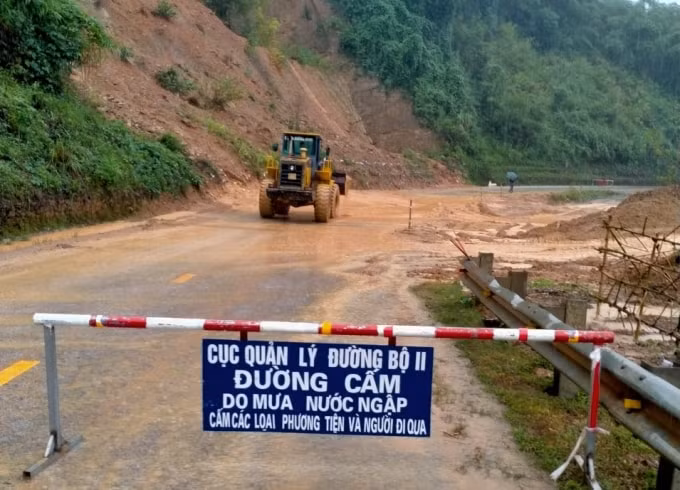 mua lon tai nghe an gay su co sat lo tren nhieu tuyen duong hinh 4