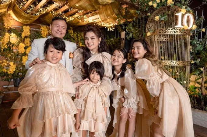 vu thu phuong rang ro ben gia dinh trong tiec ky niem 10 nam ngay cuoi hinh 3