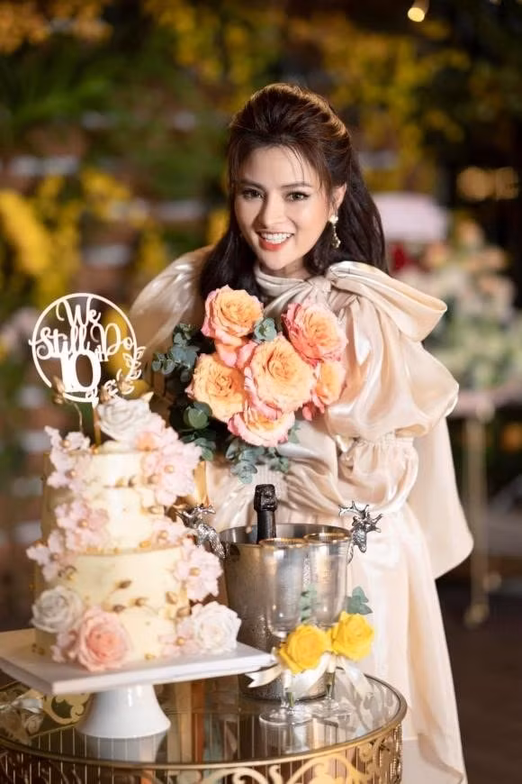vu thu phuong rang ro ben gia dinh trong tiec ky niem 10 nam ngay cuoi hinh 1