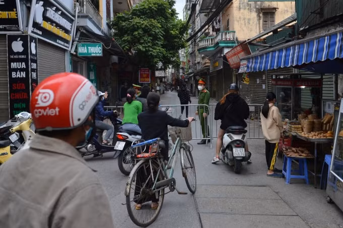 ha noi dich covid 19 dien bien phuc tap phong toa nhieu ngo o phuong phu do vi phat hien hon 50 f0 hinh 1