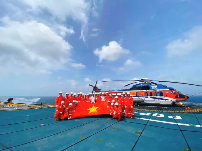 Lãnh đạo Petrovietnam và người lao động Dầu khí với Hành trình Mùa Xuân từ những giếng dầu tại giàn Hải Thạch – PQP. Công trình dầu khí xa đất liền nhất trên biển Đông.