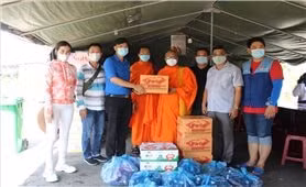 Giáo hội Phật giáo Việt Nam quận Ninh Kiều trao quà đến lực lượng tham gia phòng chống dịch trên địa bàn quận