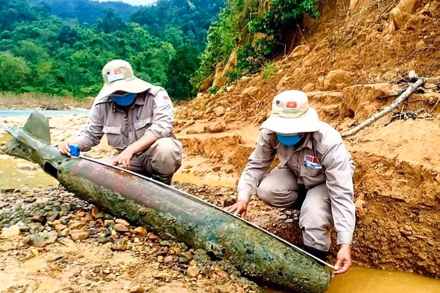 quang tri phat hien 2 qua bom khung o khu vuc bien gioi hinh 1