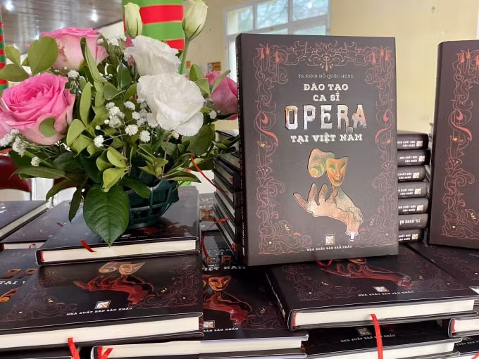 nghe si nhan dan quoc hung ra mat sach dao tao ca si opera tai viet nam hinh 2